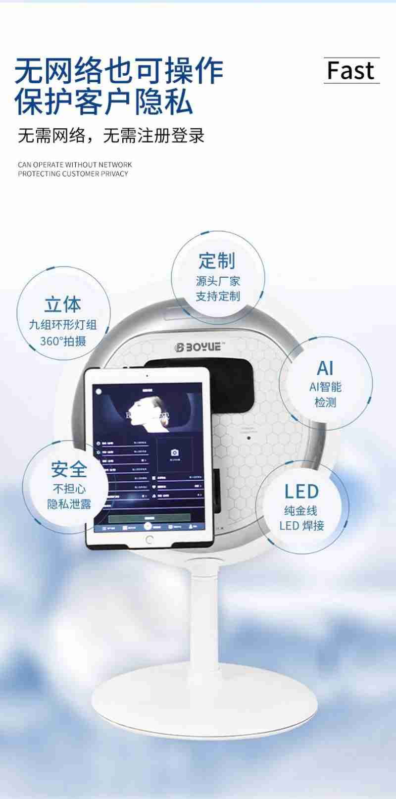 灰白相间的苍鹭幼鸟在成鸟的羽翼下休憩,而在芦苇丛下,一群鱼儿正欢快地游来游去。